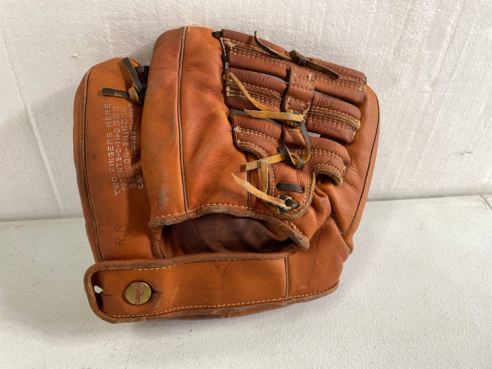 Wilson Catchers Mitt (A, top shelf)