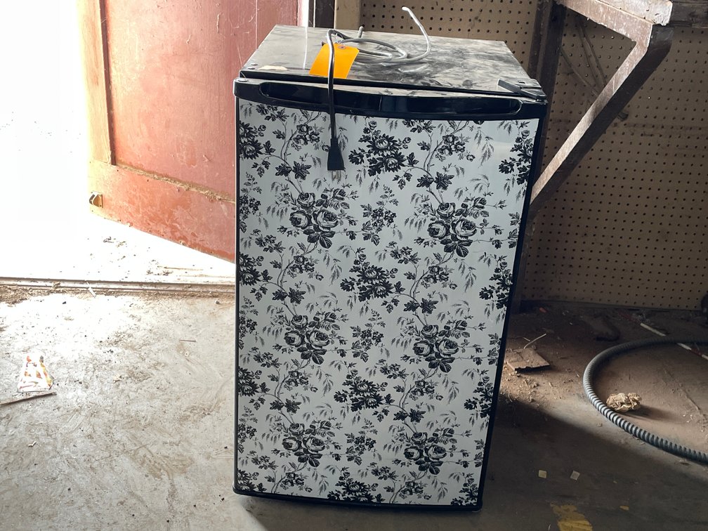Small Magic Chef Refrigerator, (A)