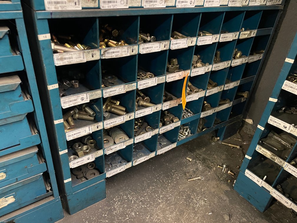 (40) Bin Bolt Bin