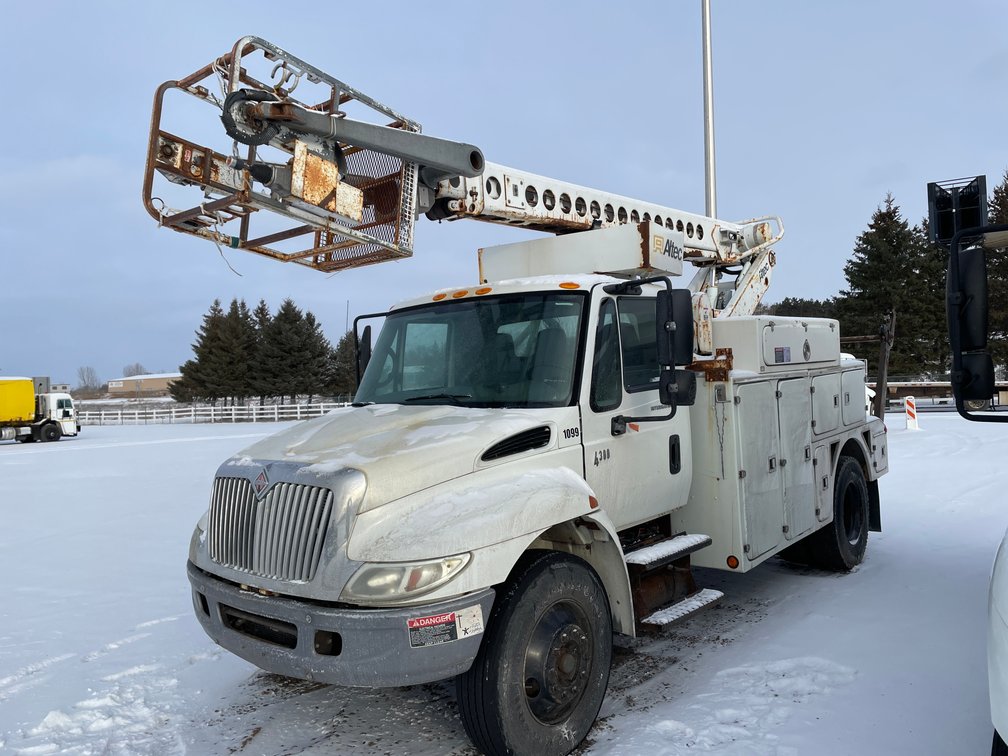 2005 International 4300 Bucket Truck (Has MN Title) (Princeton, MN)