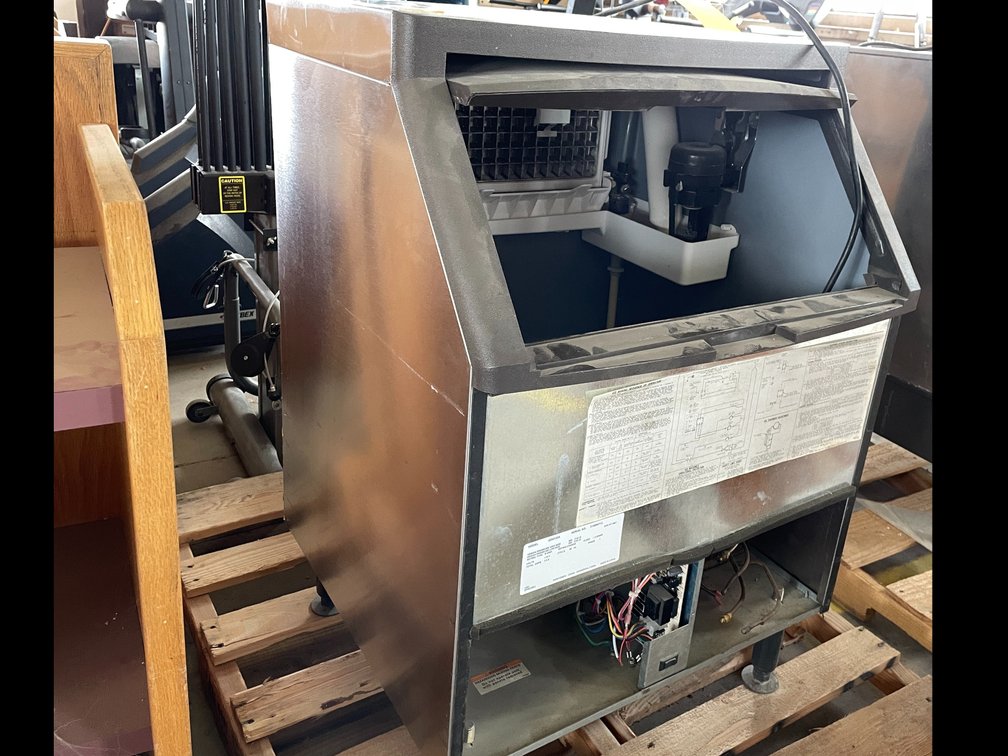 Manitowoc Ice Maker, (A)