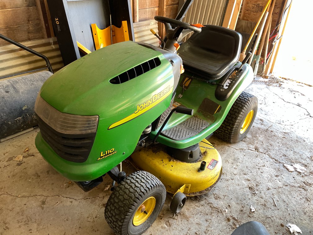 John Deere L110 Riding Lawn Mower