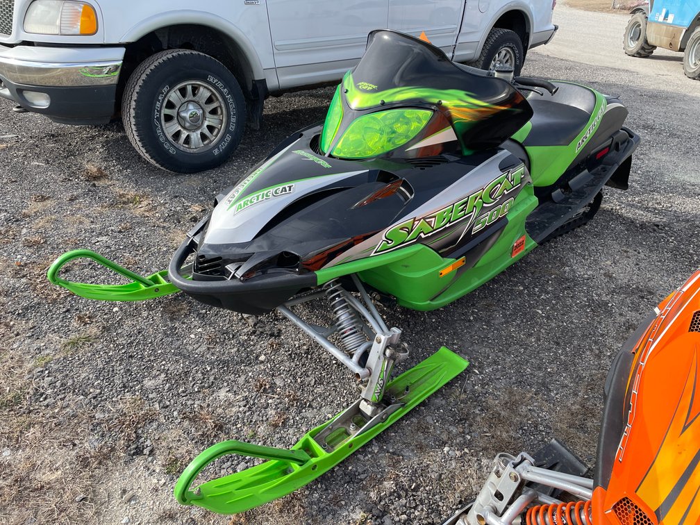 2004 Arctic Cat Sabercat 500 Snowmobile (Has Registration Card)