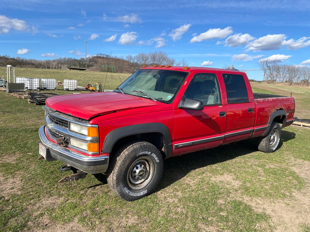 2000 Chevy 2500 Crew Cab Pick Up (Title in Delay)