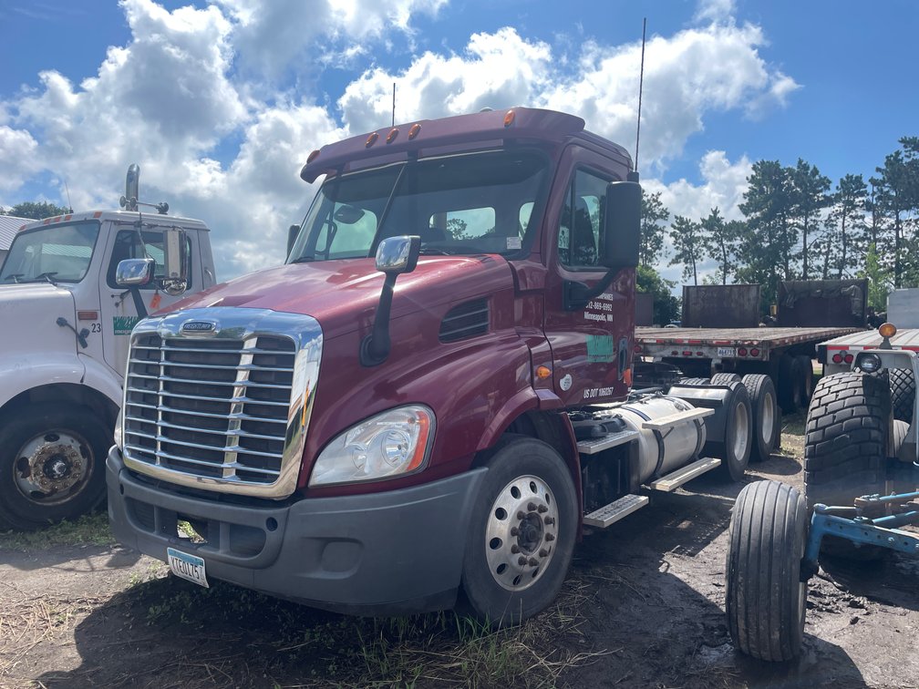 2014 Freightliner Truck Tractor **No Battery*Non-Runner** (Has MN Title) (Ham Lake, MN)