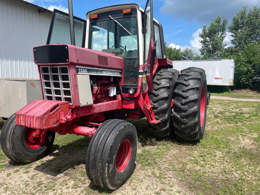 International 1586 Tractor (Ham Lake, MN)