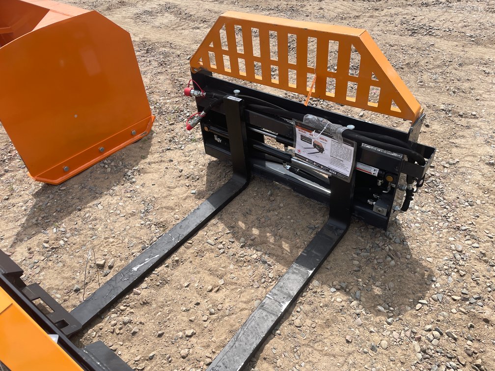 Unused 2025 Wolverine Hydraulic Adjustable Pallet Fork Attachment