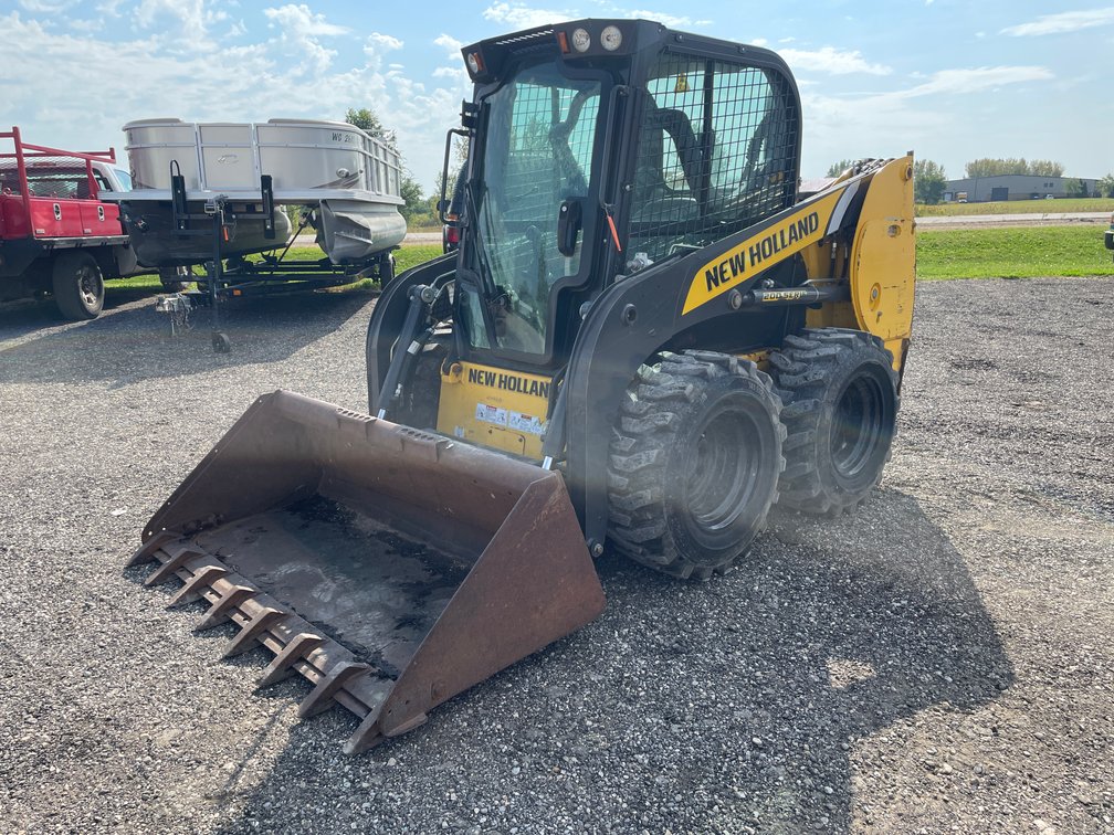 New Holland L216 Skidsteer with Bucket