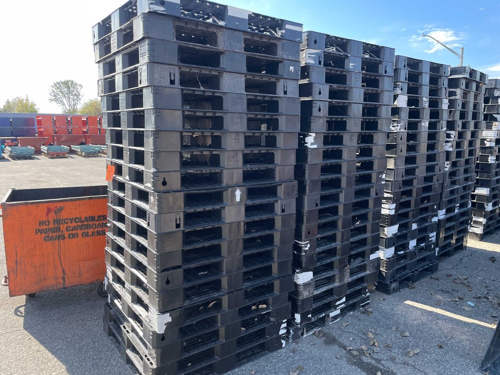 (40) Plastic Pallets (O11)