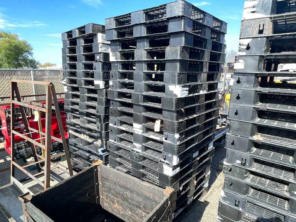 (40) Plastic Pallets (O11)