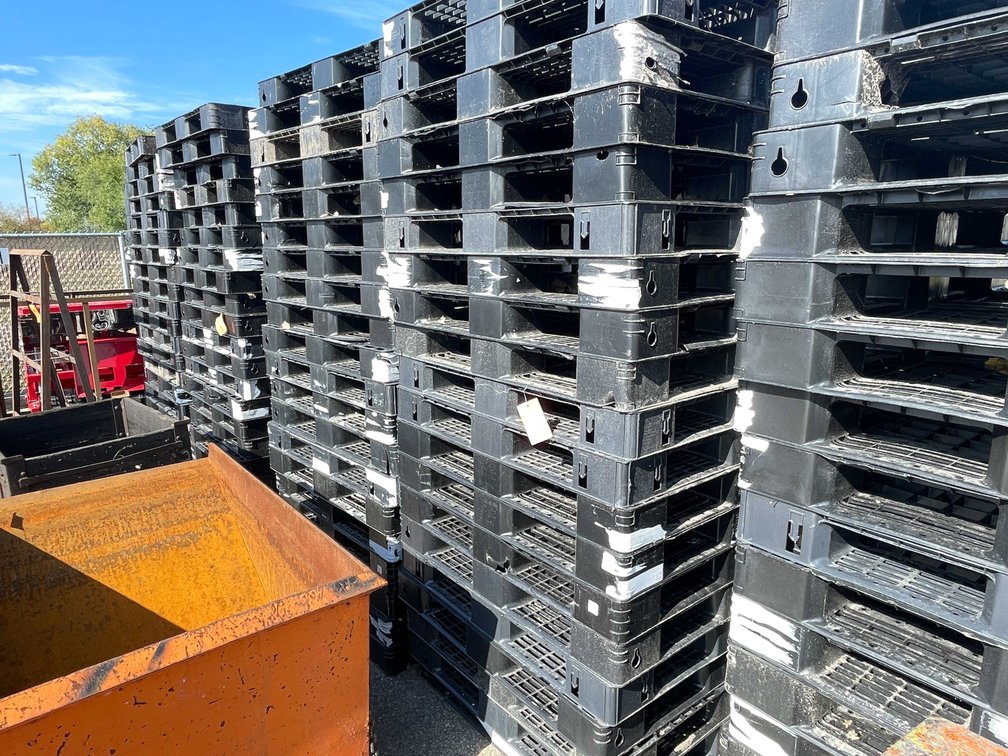 (40) Plastic Pallets (O11)