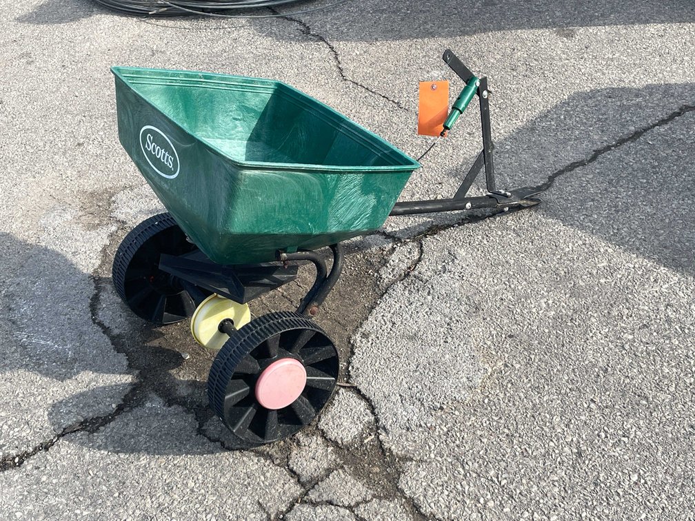 Pull Type Lawn Spreader (O3)