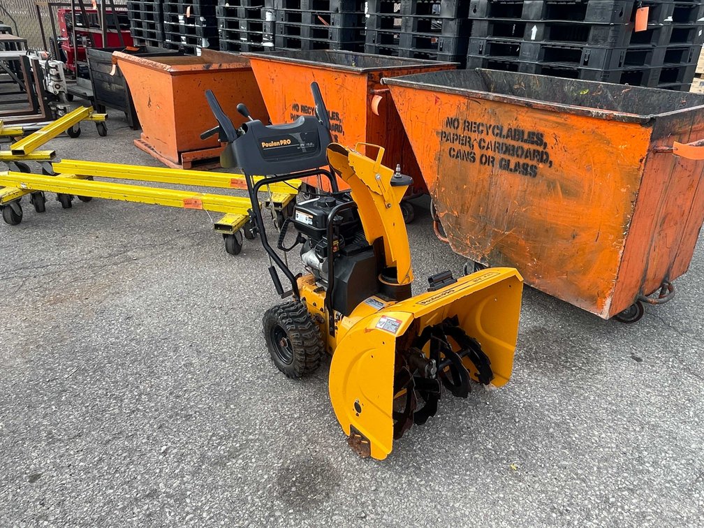Poulan Pro 24" Snowblower (O11)