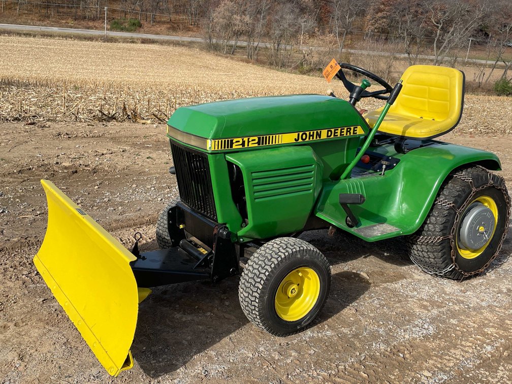 John Deere 212 Riding Lawn Tractor 