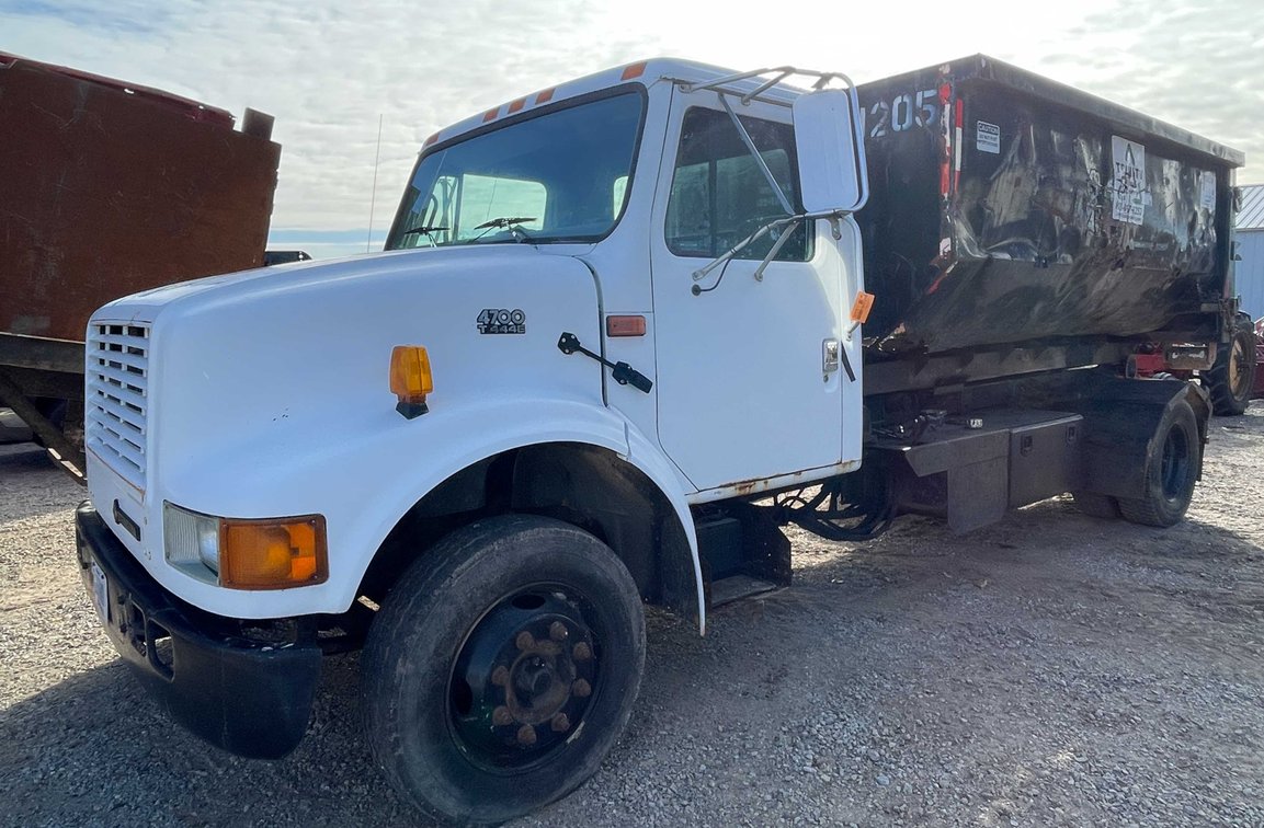2001 International 4700 LP Single Axle Hook Truck (Has WI Title)