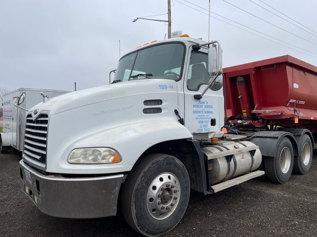 2004 Mack CX613 Tandem Axle Day Cab Semi Tractor (Has WI TItle)
