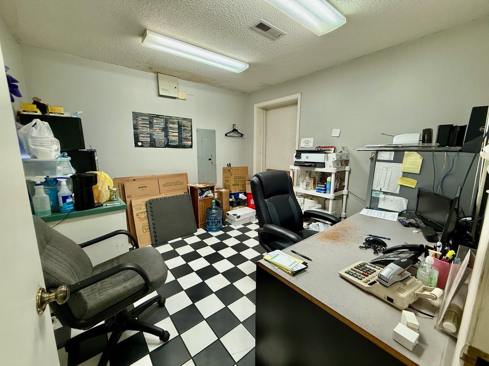 Image for Parker Quik Lube – 38 Main St., Benton, KY 42025