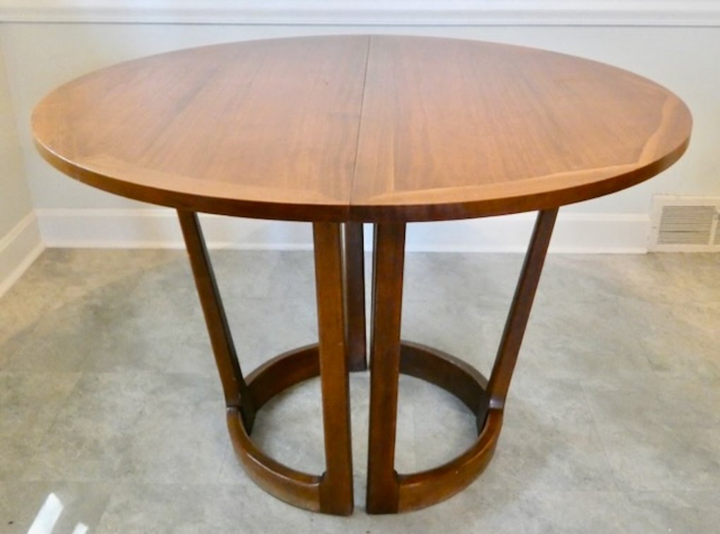 Lane Rythym Mid-Century Modern Walnut Curcular Extendable Dining Room Table.