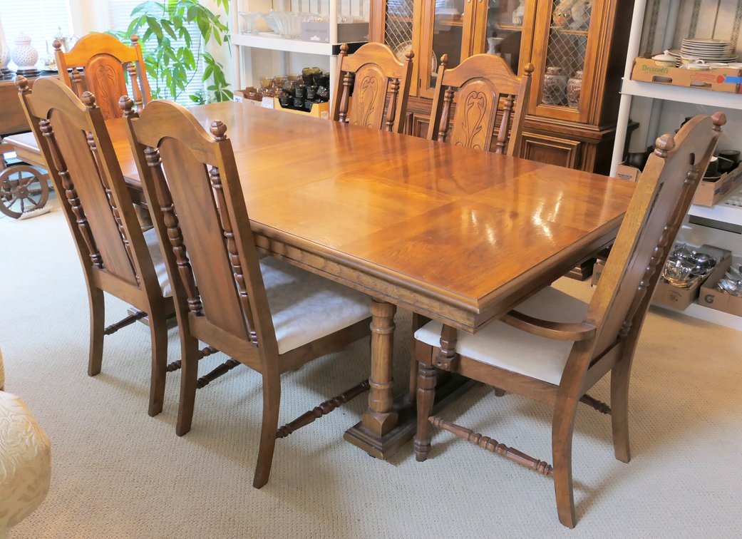 Broyhill Extendable Dining Table and Six Chairs
