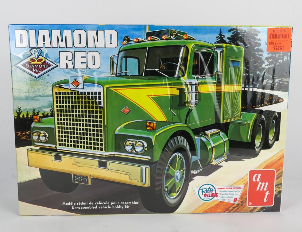 AMT Diamond Reo Tractor Truck Unassembled Plastic Model Kit