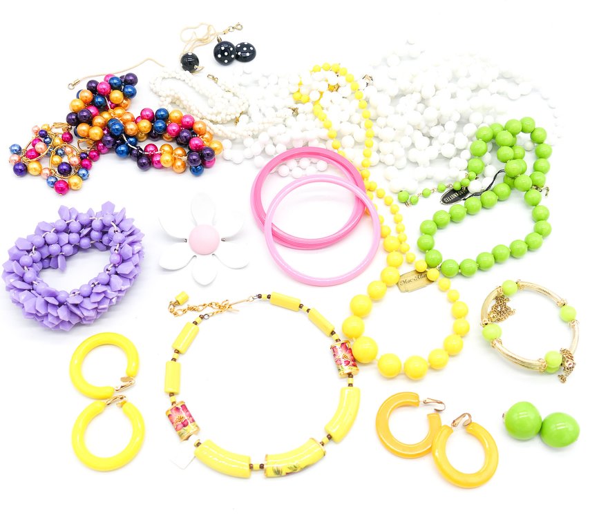 Eighteen Pieces of Assorted Retro Style Jewelry