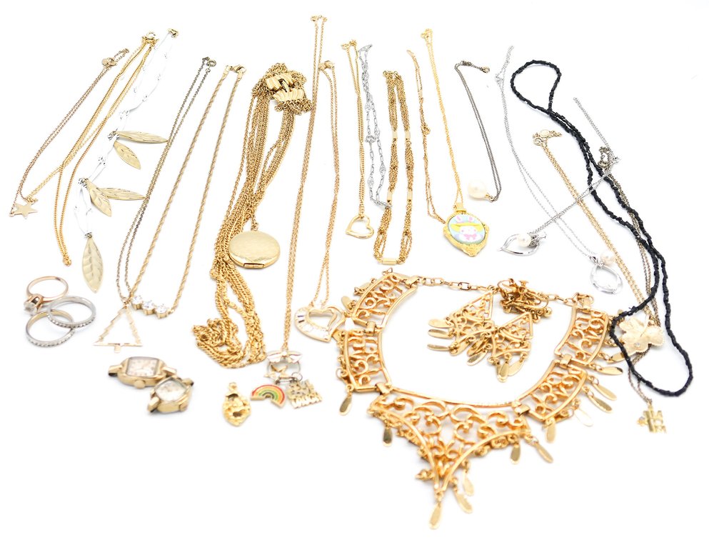 Twenty Eight Pieces of Assorted Jewelry