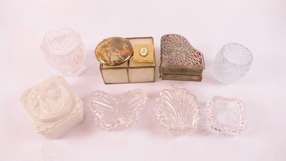 Variety of Vanity Items and Trinkets