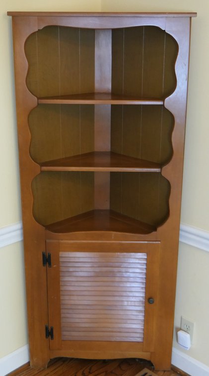 Corner Hutch with Scalloped Edges