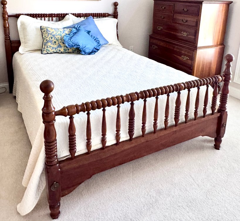 Thomasville Furniture Full Size Wooden Turned Spindle Bed
