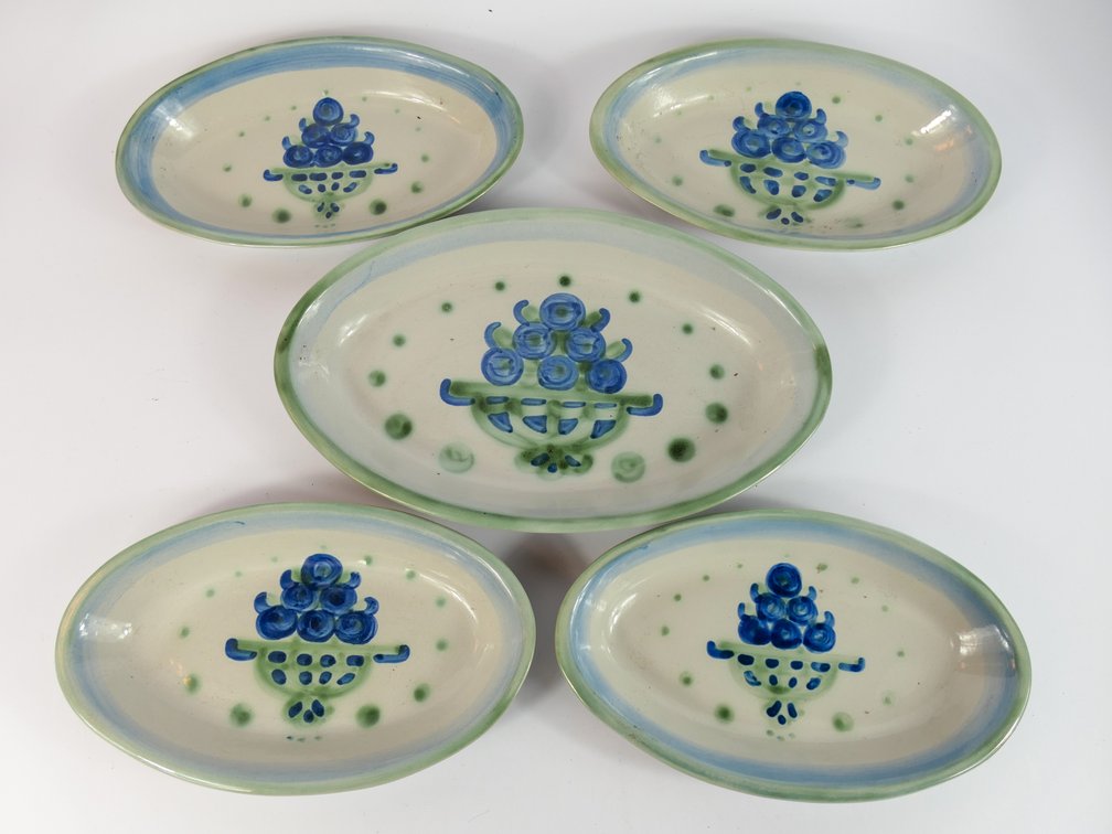 MA Hadley Blueberry Bouquet Pottery