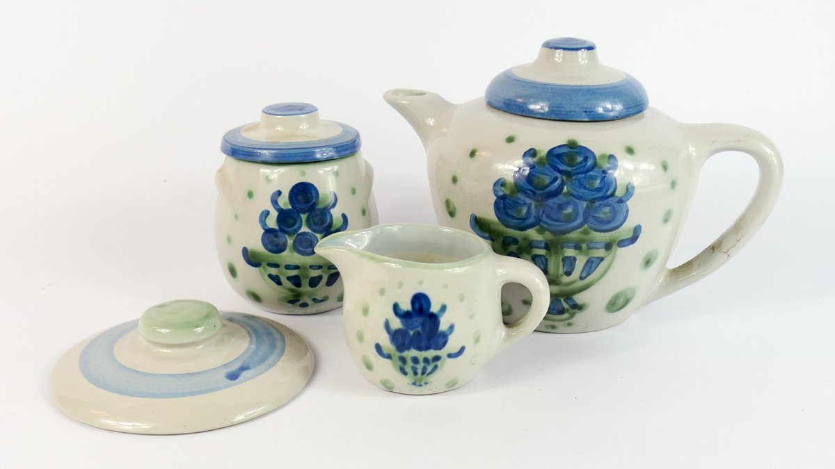 MA Hadley Blueberry Bouquet Pottery