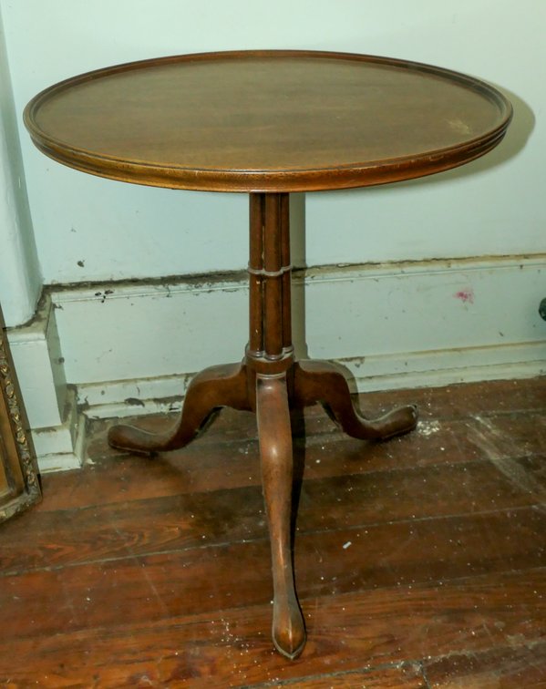 Mahogany Finish Circular Surface Drink or Dessert Serving Side Table