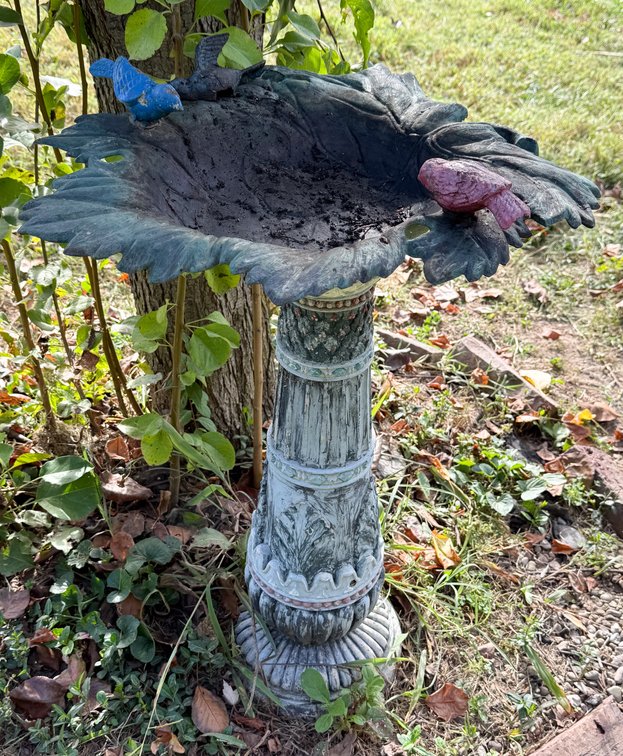 Birdbath with Leaf Basin and Bird Figurines