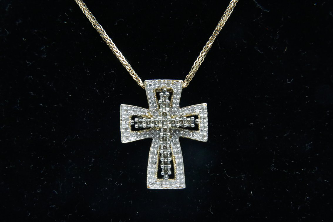 14k Gold Diamond Cross Pendant Necklace