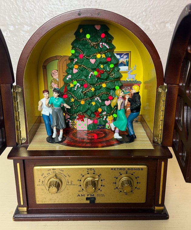 Mr. Christmas Animated AM/FM Radio with Retro Songs