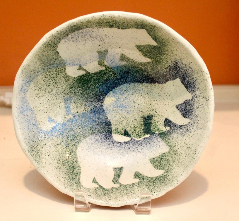 Decorative Pottery Bowl Featuring Bears