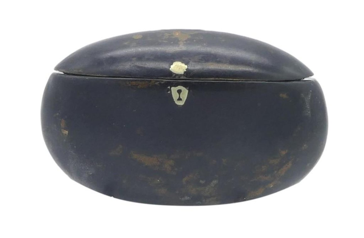 Victorian Lacquerware Snuff Box "Satchel"