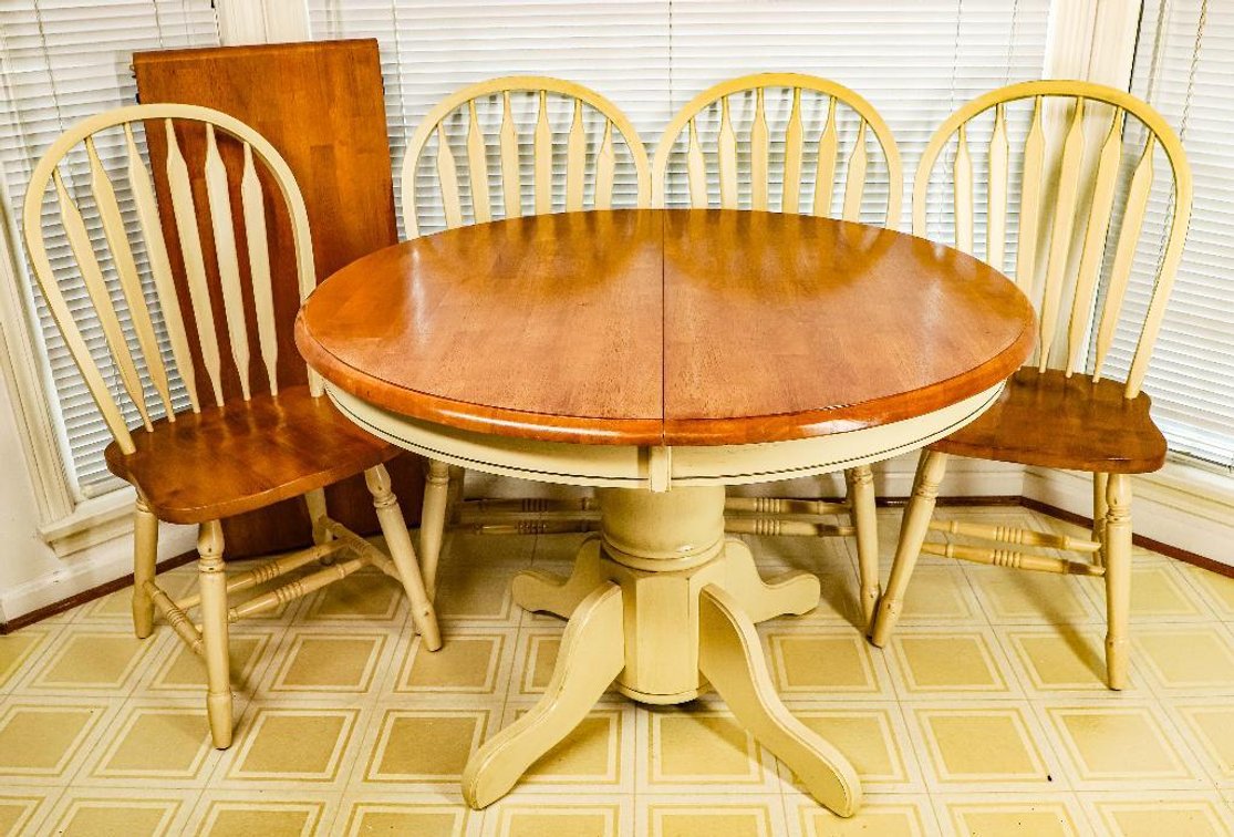 Oak Pedestal Dining/Kitchen Table and Four Chairs
