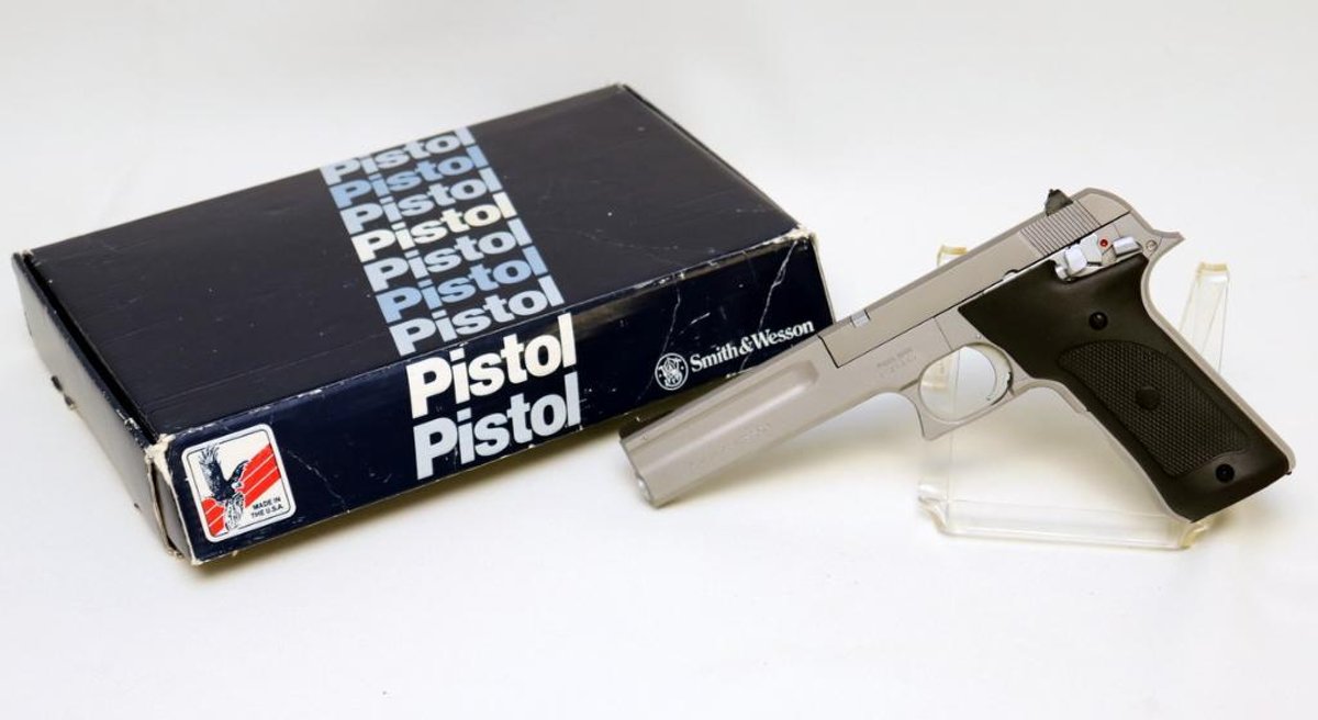 Smith & Wesson .22 cal semi-automatic pistol, model 2206