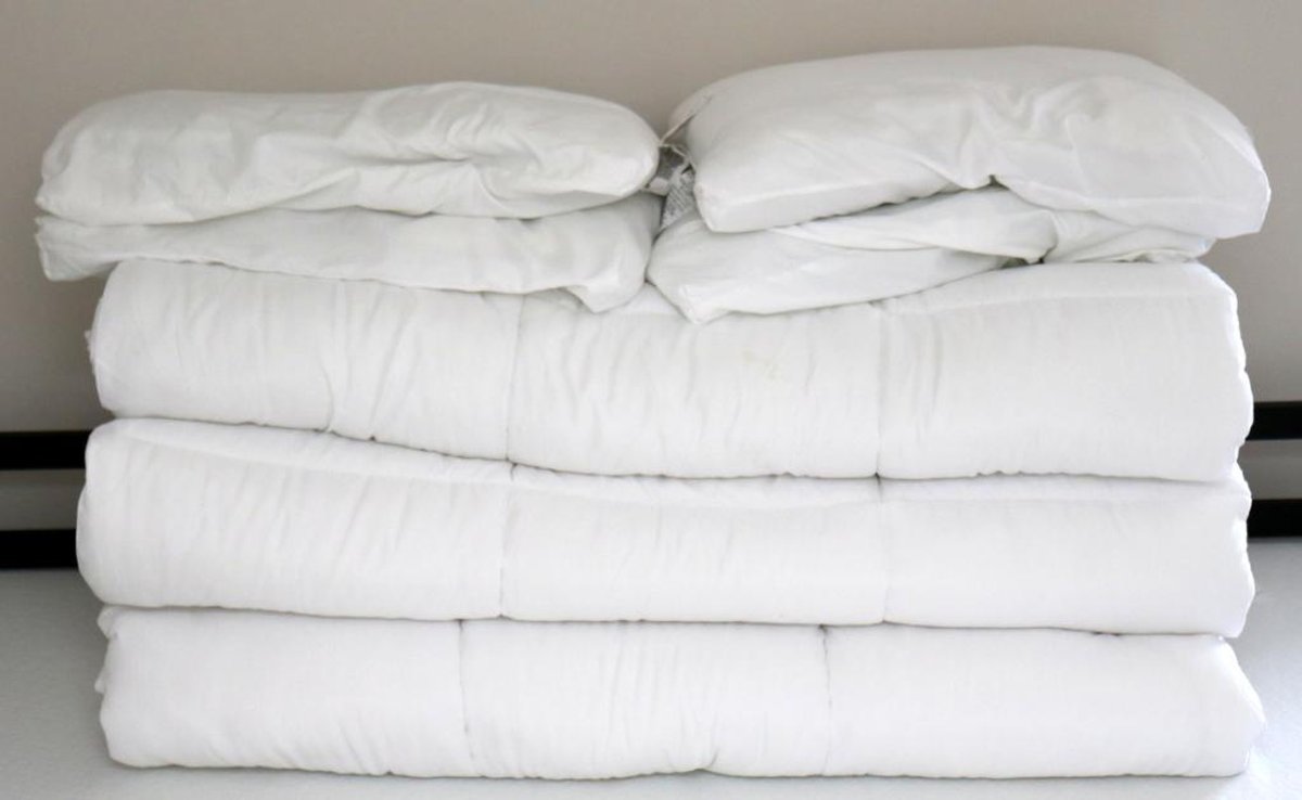 3 White comfortors and 4 pillows