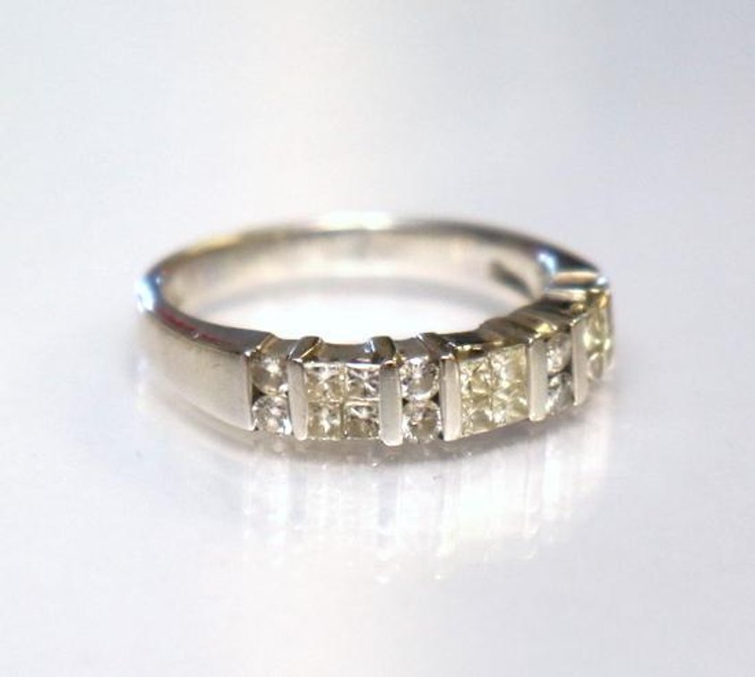 18k white gold wedding band with princess cut and round brilliant diamonds