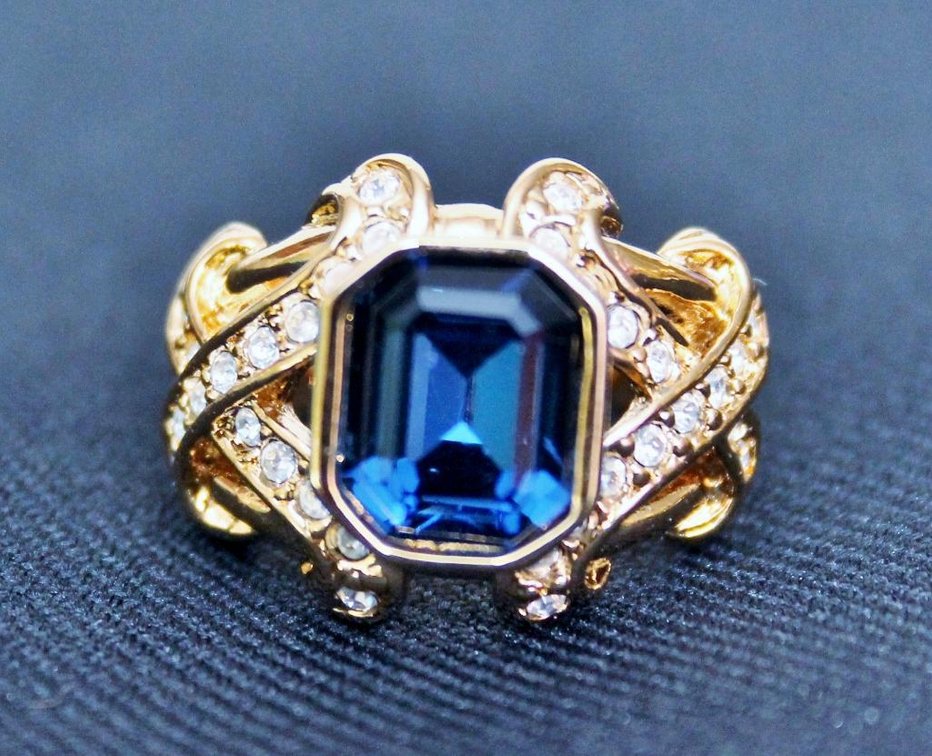 Elizabeth Taylor Blue Stone Ring