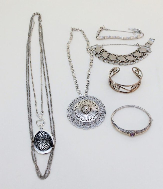 (6) Pieces Vintage Jewelry