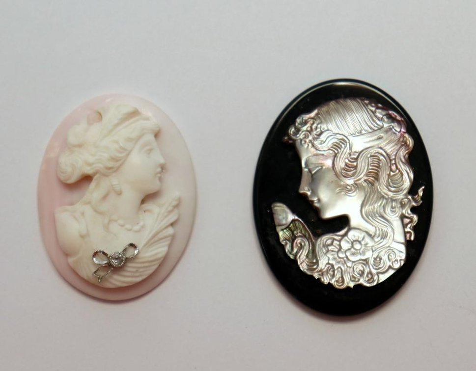 2 Loose cameos in ombre pink and Mother of Pearl on onyx