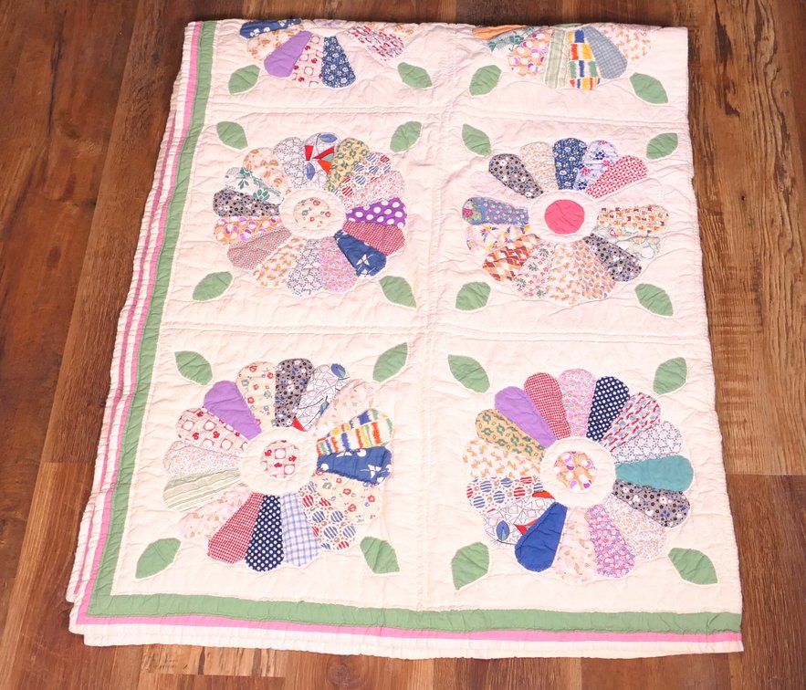 Vintage Dresden Plate Quilt in Pinks and Greens