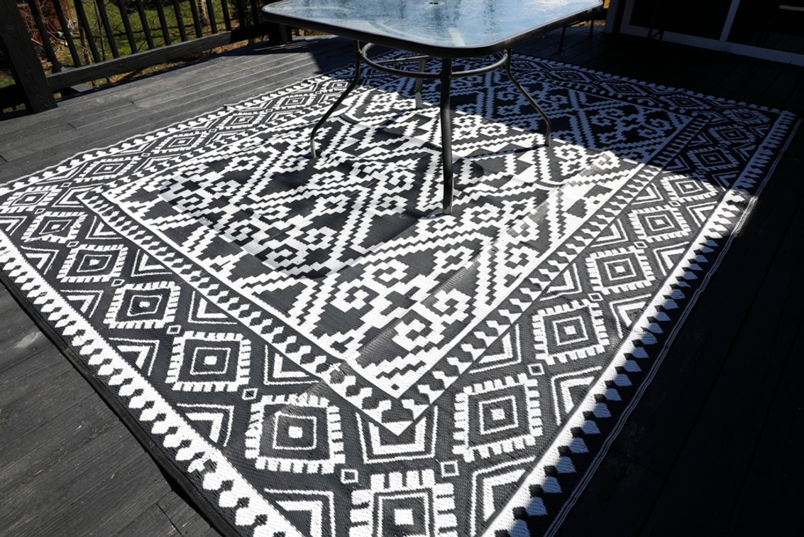 Black and White Outdoor Plastic Straw Rug