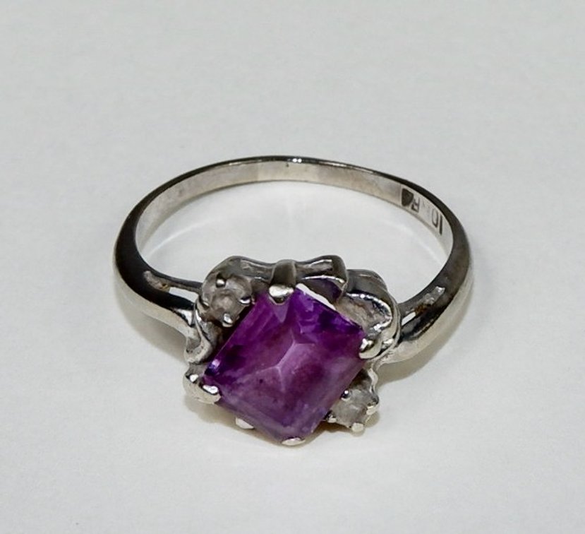 10kt White Gold Gemstone Ring