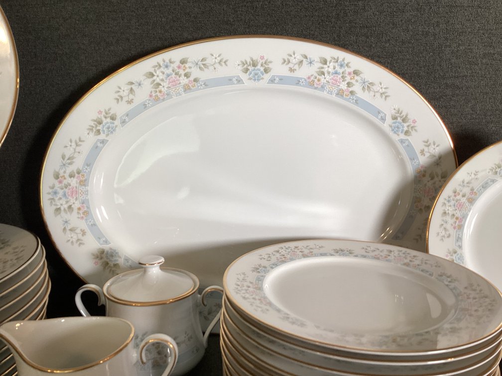 Image for Lenox “Daisy Basket” Service for 12!