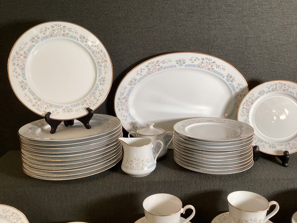 Image for Lenox “Daisy Basket” Service for 12!