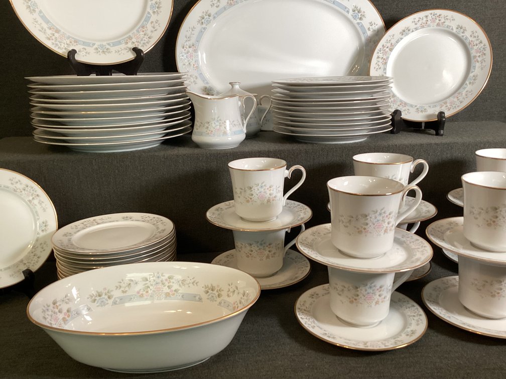Image for Lenox “Daisy Basket” Service for 12!